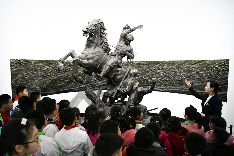 2019年4月4日，在東北烈士紀(jì)念館，學(xué)生們在聽講解員講解。